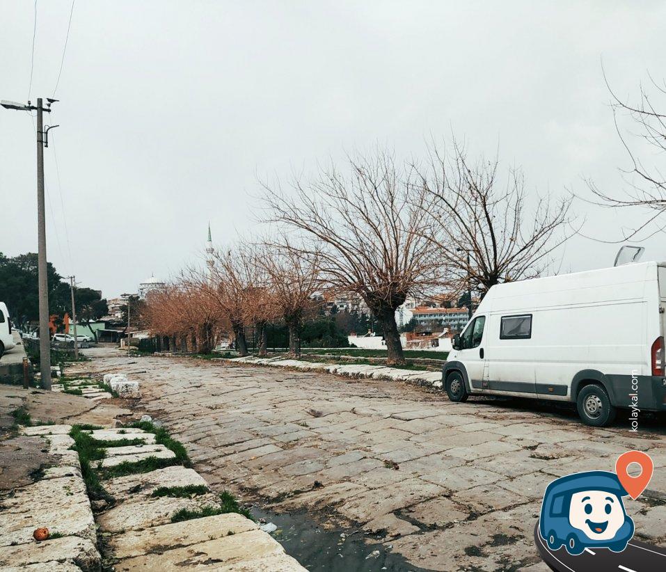 İzmir Ücretsiz Otopark - Konak