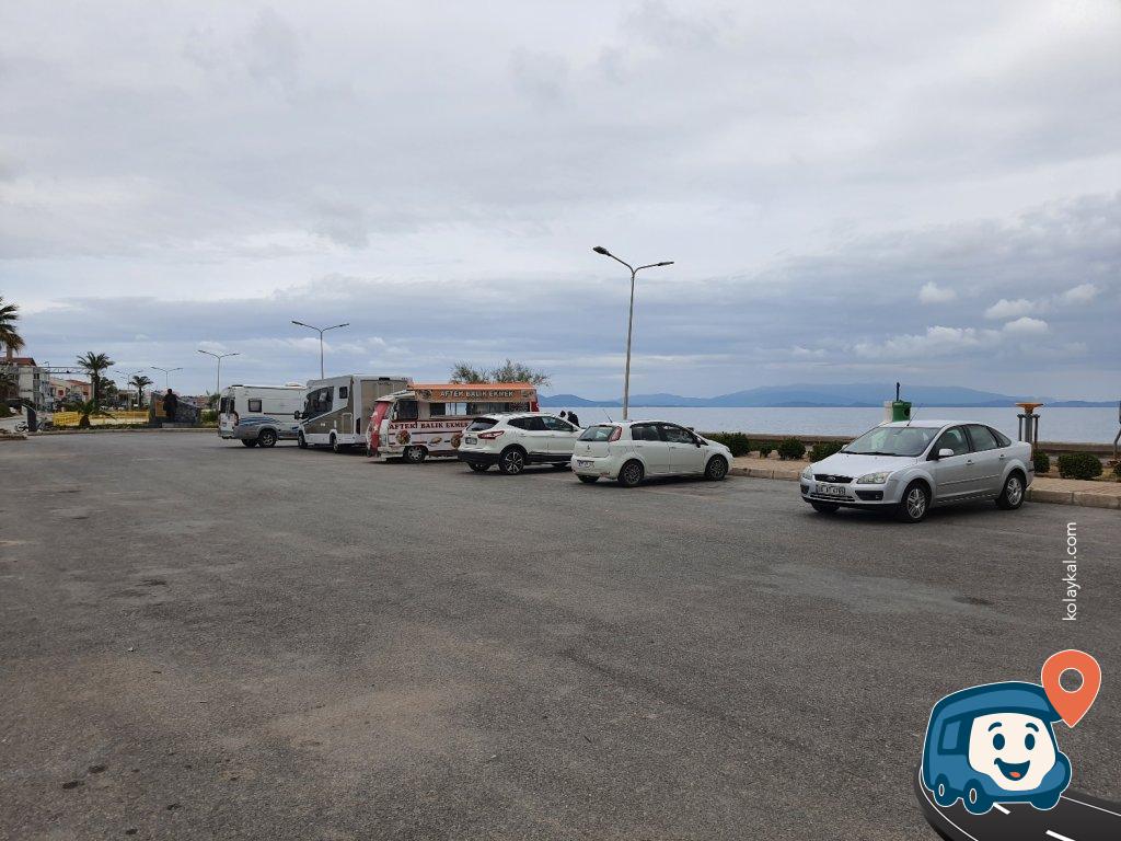 Narlıdere Sahil Otoparkı ve Balık Ekmek - İzmir