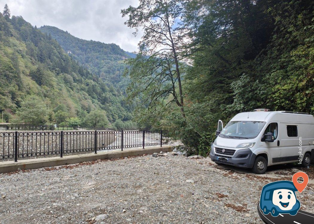 Vadi İçi Nehir Kenarı Kamp Alanı ve Otoparkı - Çamlıhemşin, Rize