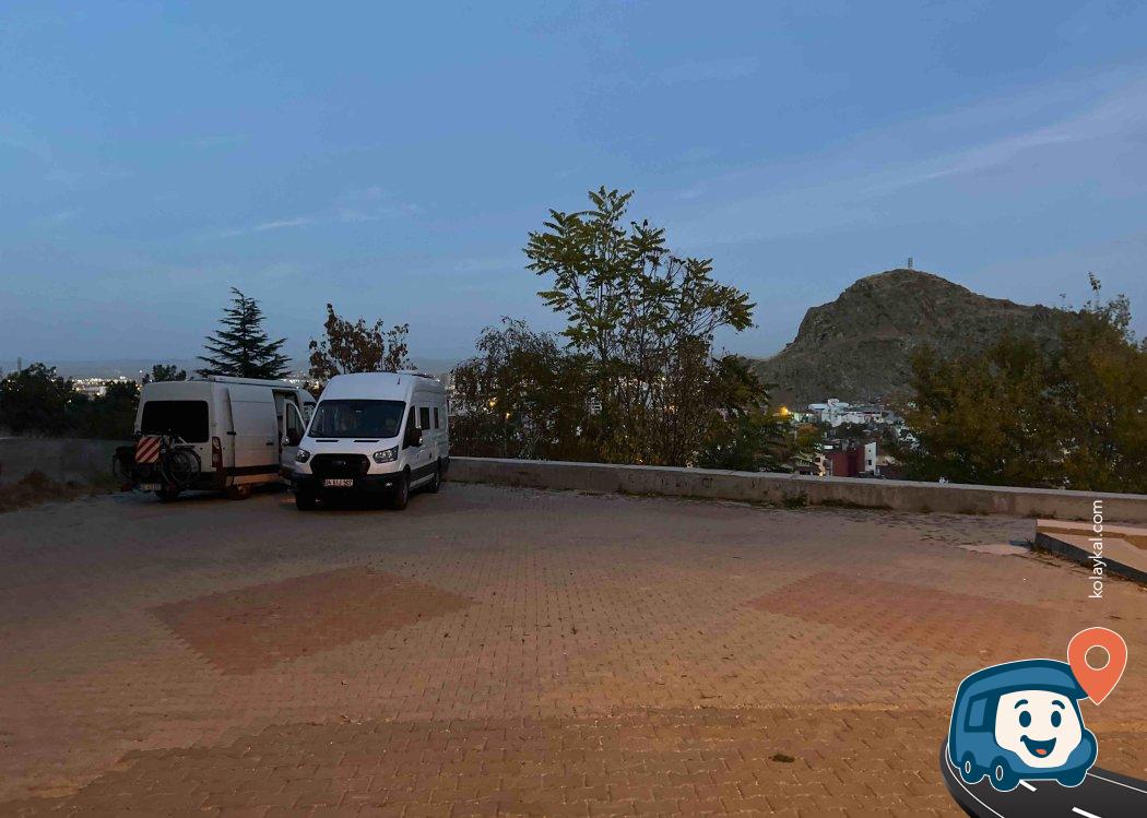 Şehir ve Kale Manzaralı Ücretsiz Otopark - Afyonkarahisar Merkez, Afyonkarahisar