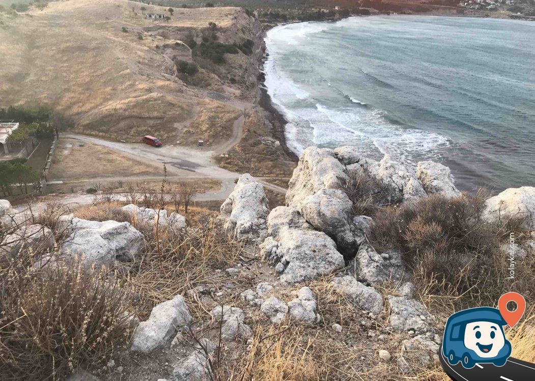 Sakin Koyda Manzaralı Kamp ve Park Yeri - Unknown