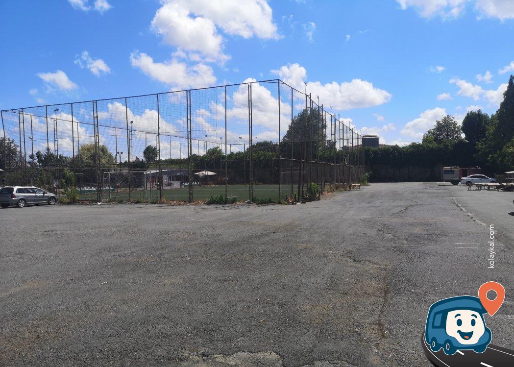 İstanbul Futbol Sahası Yanı Ücretsiz Otopark ve Kamp Alanı - Sarıyer