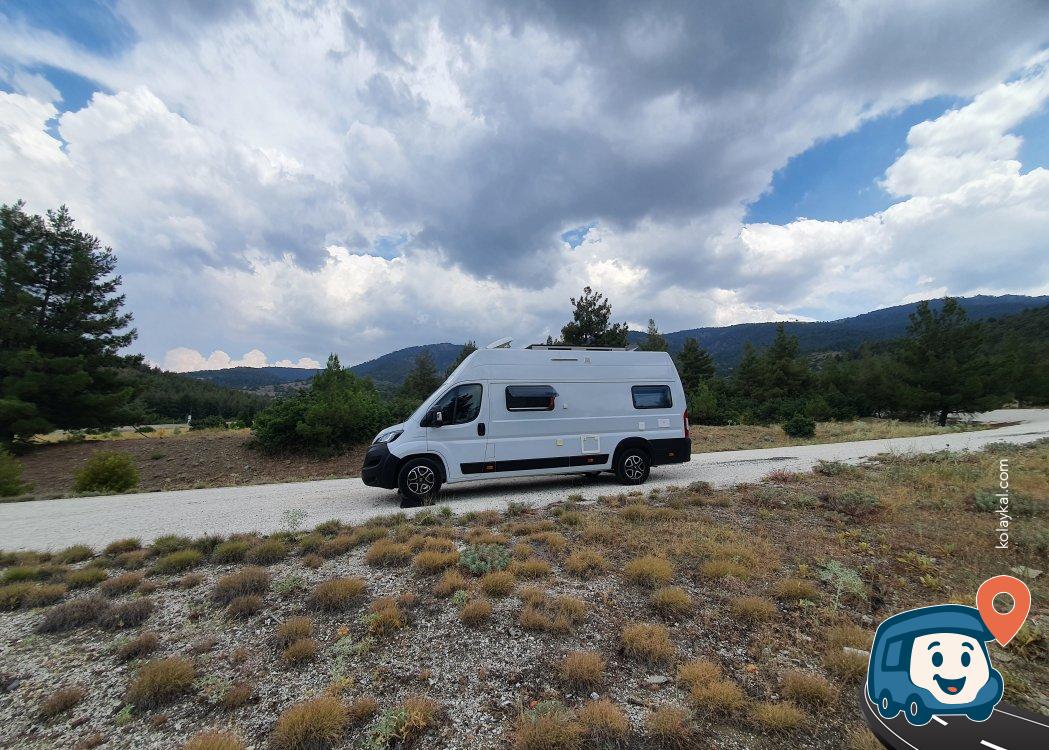 Terk Edilmiş Asfalt Yolda Sakin Kamp Noktası - Yeşilova, Burdur