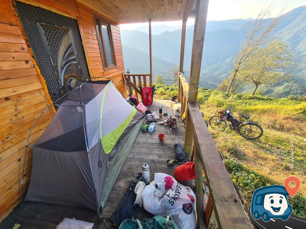Tepedeki Terk Edilmiş Kulübeler - Hopa, Artvin